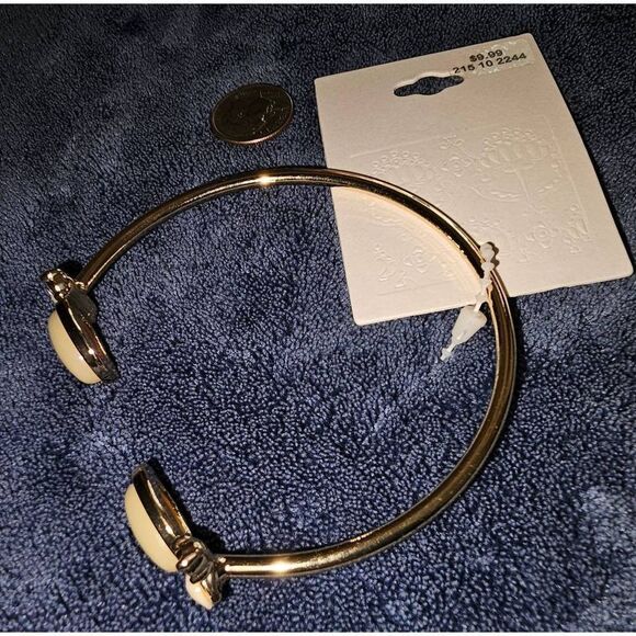 Gold Bracelet with Pearl Like Stones - Picture 3 of 3